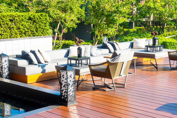 подушки с открытой террасы и диван
