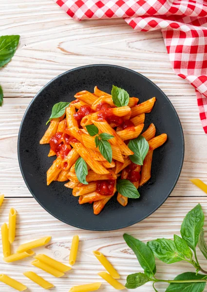 Penne pasta en salsa de tomate —  Fotos de Stock