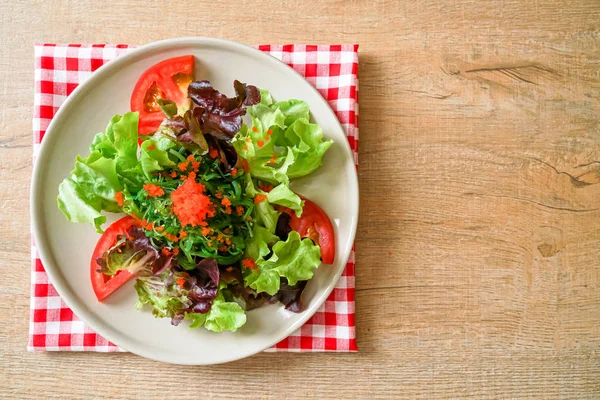 Salada de legumes com algas japonesas e ovos de camarão — Fotografia de Stock