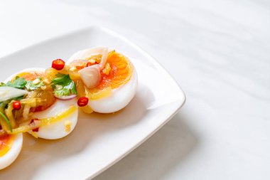 Yumuşak haşlanmış yumurta baharatlı salata 