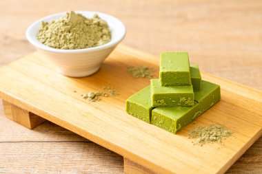 Taze ve yumuşak kibrit yeşil çay. 