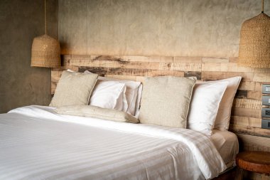 yatakta güzel rahat yastıklar