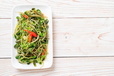 Istiridye sosu ile Kızarmış ayçiçeği Sprout