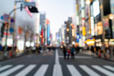 Tokyo, Japonya 'daki Shinjuku' da soyut bulanık alışveriş caddesi