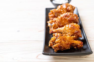 Soslu kızarmış tavuk.