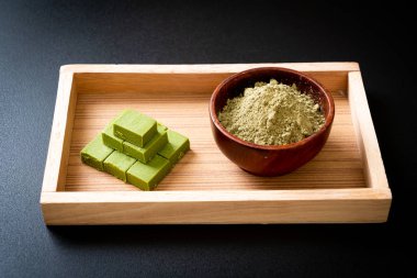 Taze ve yumuşak kibrit yeşil çay. 