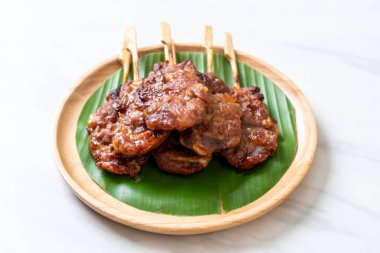 saptırılmış süt domuz beyaz yapışkan pirinç ile ızgara