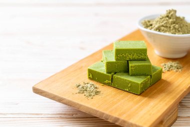 Taze ve yumuşak kibrit yeşil çay. 