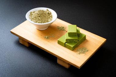 Taze ve yumuşak kibrit yeşil çay. 