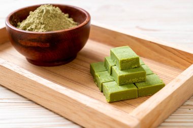 Taze ve yumuşak kibrit yeşil çay. 