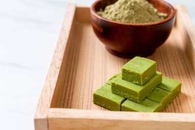 Taze ve yumuşak kibrit yeşil çay. 