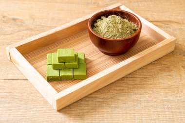 Taze ve yumuşak kibrit yeşil çay. 