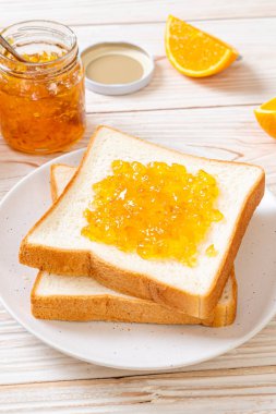 Portakal reçelli ekmek dilimleri 