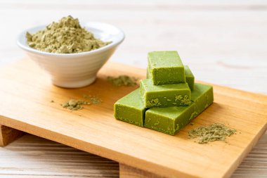 Taze ve yumuşak kibrit yeşil çay. 