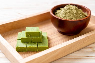 Taze ve yumuşak kibrit yeşil çay. 