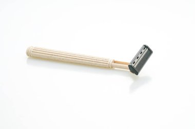 damat beyaz arkaplanda tıraş oluyor