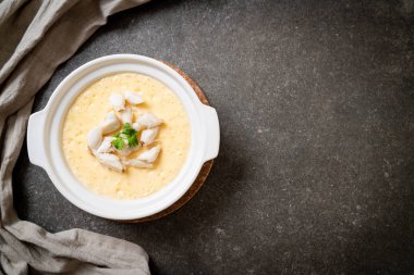 Yengeç ile haşlanmış yumurta