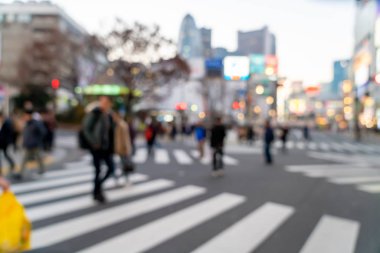 Tokyo, Japonya 'daki Shinjuku' da soyut bulanık alışveriş caddesi