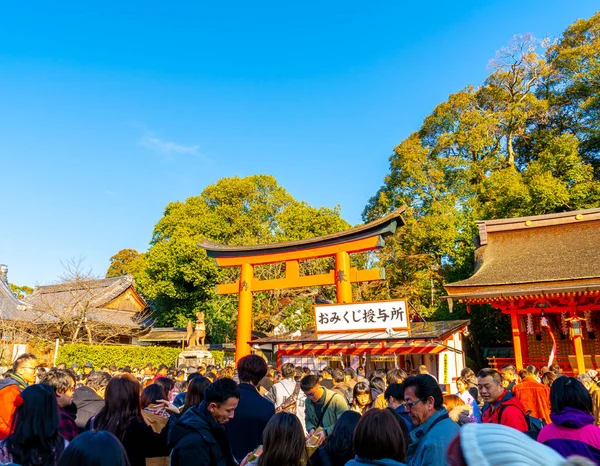 Kyoto, Japón - 11 de enero de 2020: Puertas rojas de Torii en Fushimi Inari T — Foto de Stock