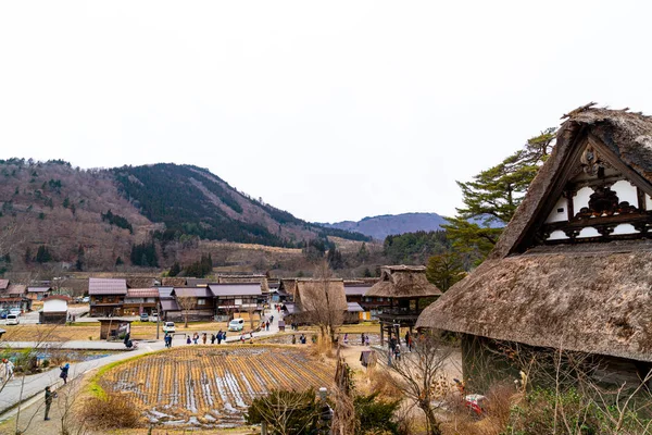 Shirakawa-go, Japan - 12 jan 2020: Toeristen op bezoek in Shirakawa- — Stockfoto