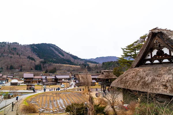 Shirakawa-go, Japonsko - 12. ledna 2020: Turisté navštěvují Shirakawu- — Stock fotografie