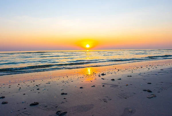 Amanecer o atardecer con cielo crepuscular y playa de mar — Foto de Stock