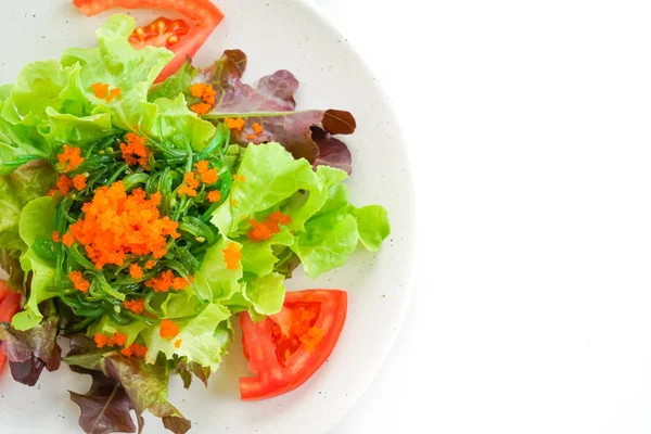 Salada de legumes com algas japonesas e ovos de camarão em b branco — Fotografia de Stock