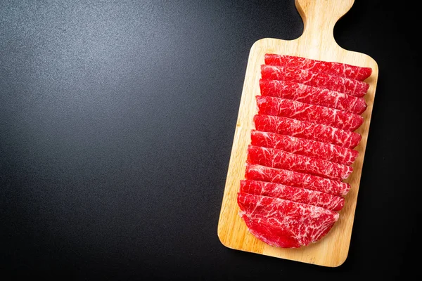 Bœuf frais cru tranché avec une texture marbrée — Photo