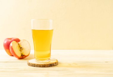 Kırmızı elma meyvesi ile elma suyu