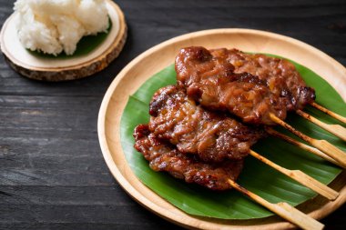 saptırılmış süt domuz beyaz yapışkan pirinç ile ızgara