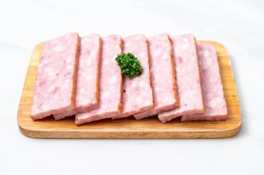 dilimlenmiş domuz pastırması Barbekü