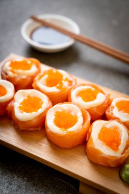 mayonez ve karides yumurta ile taze somon suşi rulo