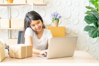 Laptop ve Pho internet kullanırken Asya kadın zevk kendini