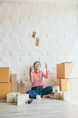 Asya kadın iş sahibi çalışan evde ambalaj kutusu ile w