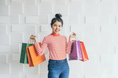 Asyalı kadın holding alışveriş torbaları