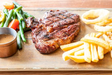 sebze ve patates kızartması ile Orta nadir Sığır biftek