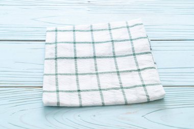 mutfak bezi (peçete) mavi ahşap zemin üzerine