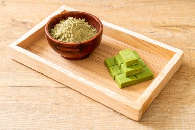 Taze ve yumuşak kibrit yeşil çay. 