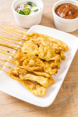 Domuz Satay-ızgara domuz fıstığı sosu veya tatlı ile servis ve 