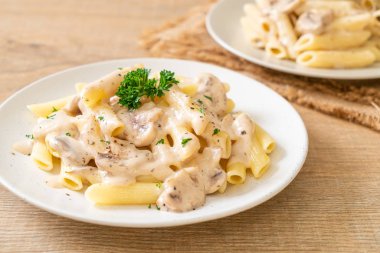 Makarna, mantarlı krema sosu.