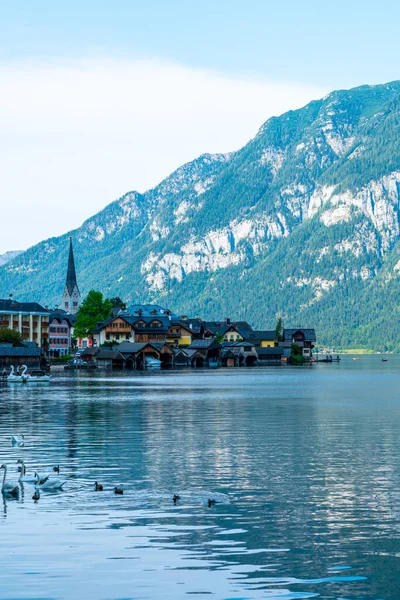 Aldeia de Hallstatt no lago Hallstatter nos Alpes Austríacos — Fotografia de Stock
