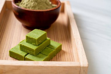 Taze ve yumuşak kibrit yeşil çay. 