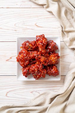 Baharatlı soslu kızarmış tavuk 