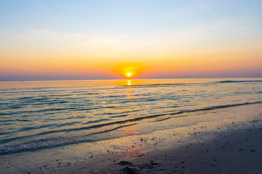 Alacakaranlık gökyüzü ve deniz plajı ile gün doğumu ya da gün batımı