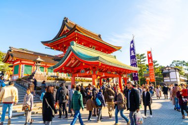 Kyoto, Japonya - 11 Ocak 2020: Fushimi Inari T 'nin Red Torii kapıları