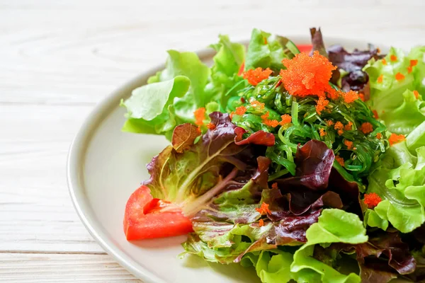 Salada de legumes com algas japonesas e ovos de camarão — Fotografia de Stock