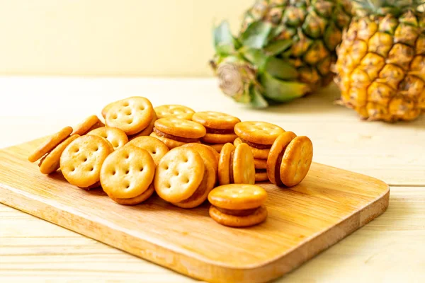 Kex med ananas sylt — Stockfoto