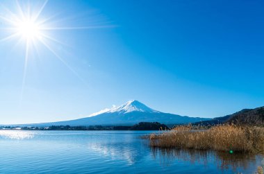 Kawaguchiko Gölü ve mavi gökyüzü ile Fuji Dağı