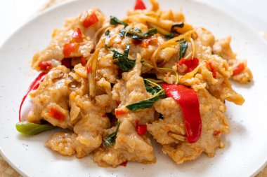 Kızarmış balık köftelerini biberle karıştır