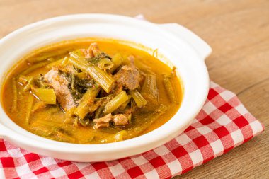 Sabah ihtişamıyla Tayland usulü domuz eti.